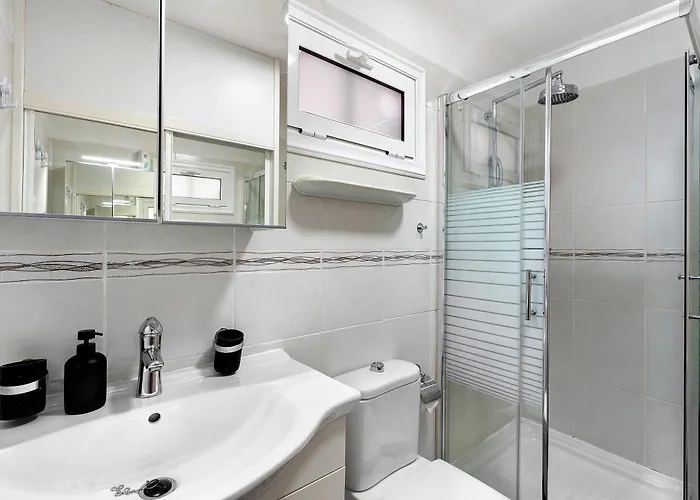 Апартаменти Geranios 404 *